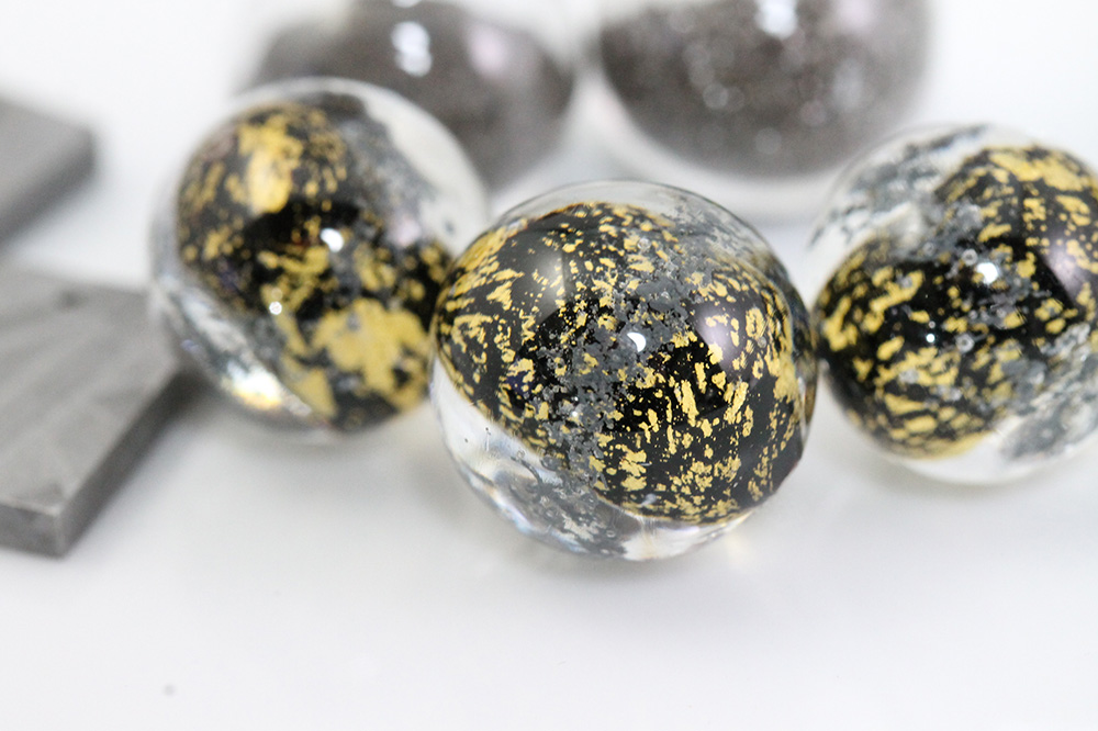 24K（金箔）に隕石を漂わせた隕石ビーズ